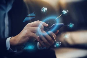 Pessoa usando smartphone com elementos gráficos relacionados ao Mercado Futuro, proteção e previsibilidade no agro, destacando tecnologia e inovação no setor agrícola.