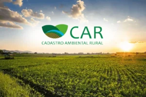 Imagem de um campo rural ao pôr do sol com o logo do Cadastro Ambiental Rural (CAR) e texto em destaque. Ideal para quem busca informações sobre registro ambiental rural no Brasil.