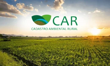Imagem de um campo rural ao pôr do sol com o logo do Cadastro Ambiental Rural (CAR) e texto em destaque. Ideal para quem busca informações sobre registro ambiental rural no Brasil.