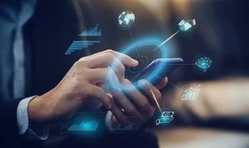 Pessoa usando smartphone com elementos gráficos relacionados ao Mercado Futuro, proteção e previsibilidade no agro, destacando tecnologia e inovação no setor agrícola.